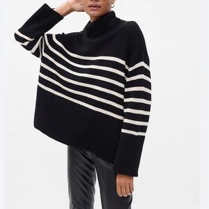 Gap 24/7 Split Hem Black and White Striped Turtleneck Sweater M